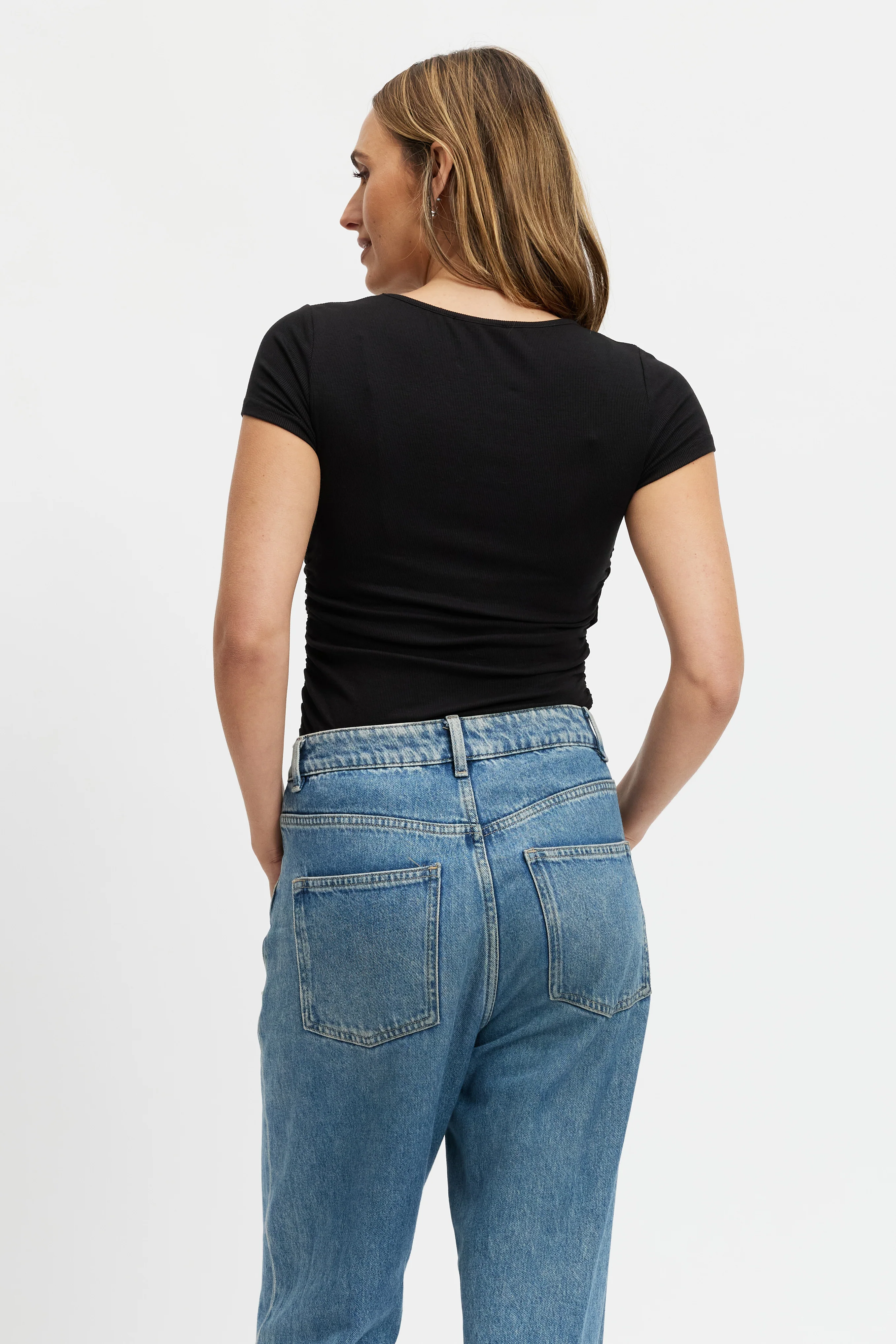 Ari Ribbed Ruched Tee - Black - Image 10