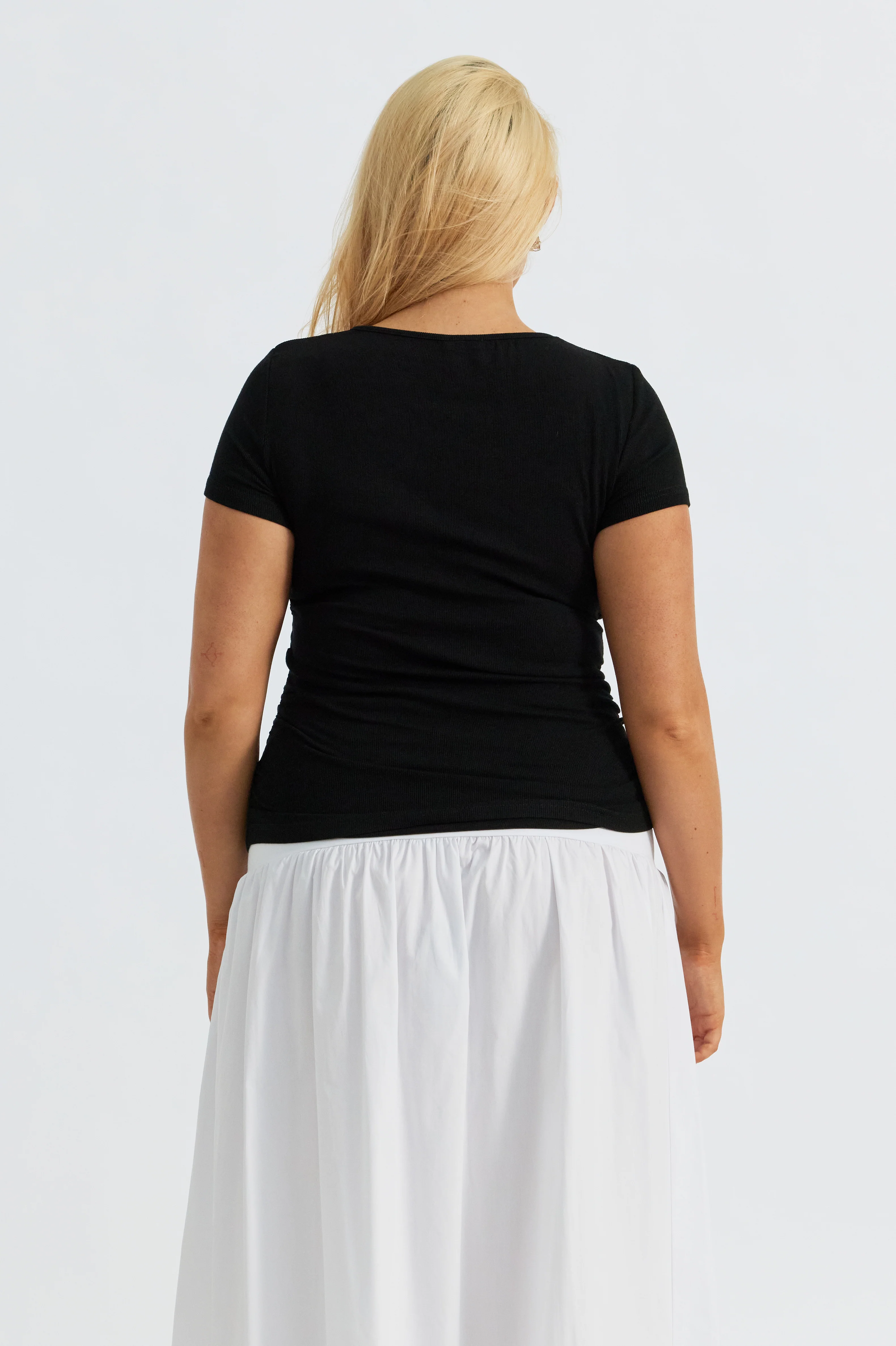 Ari Ribbed Ruched Tee - Black - Image 11