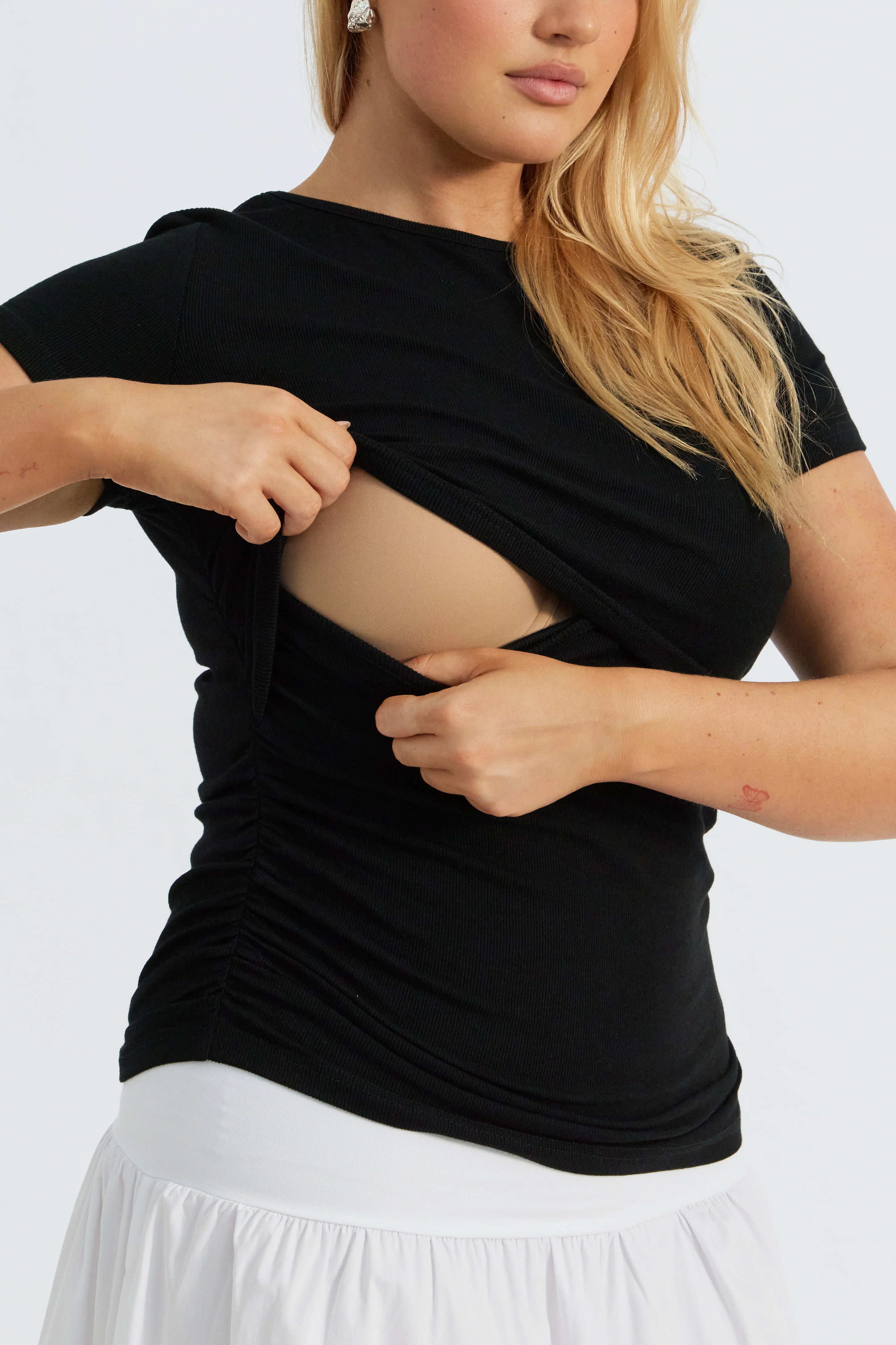 Ari Ribbed Ruched Tee - Black - Image 3