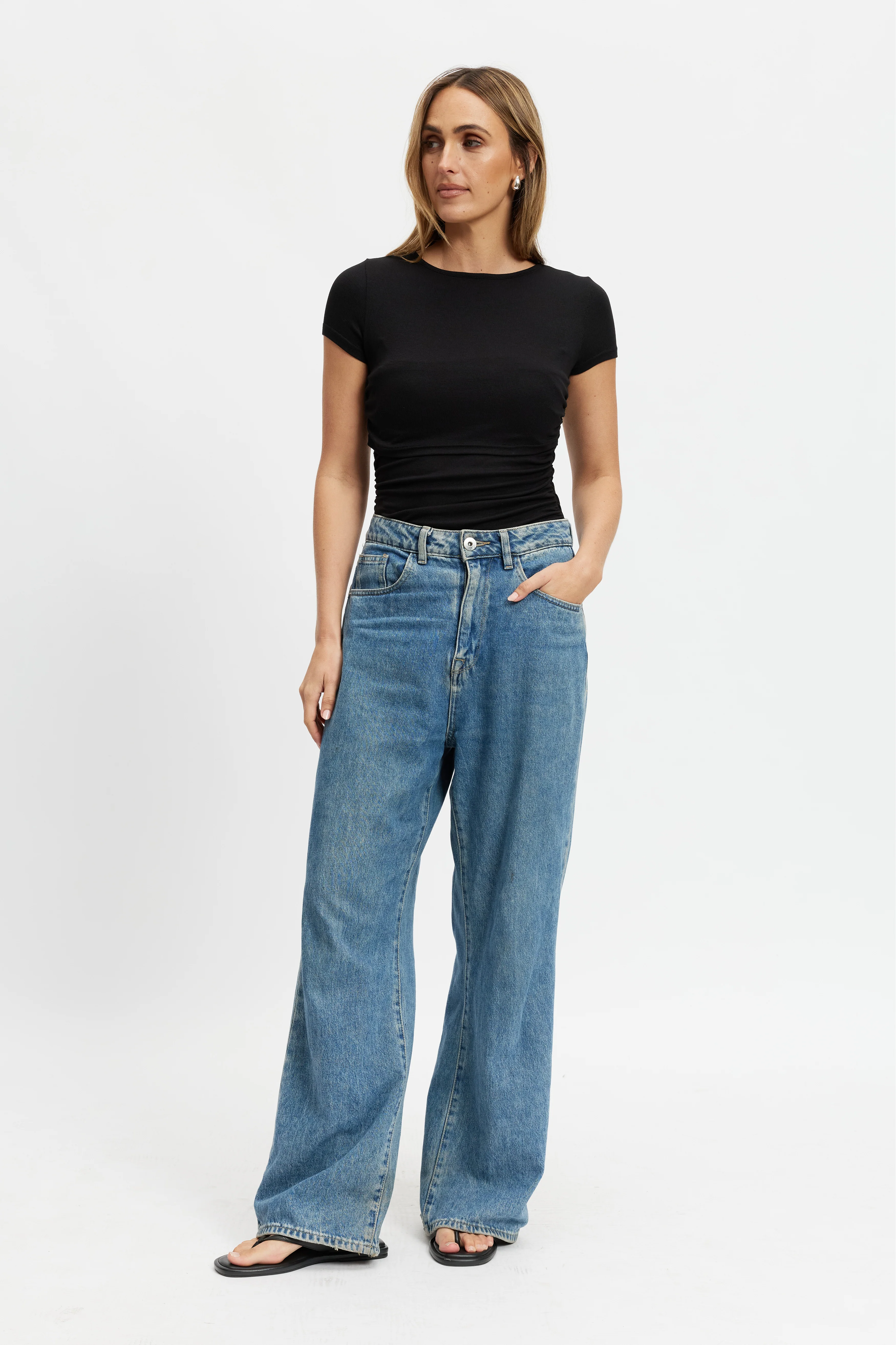 Ari Ribbed Ruched Tee - Black - Image 4