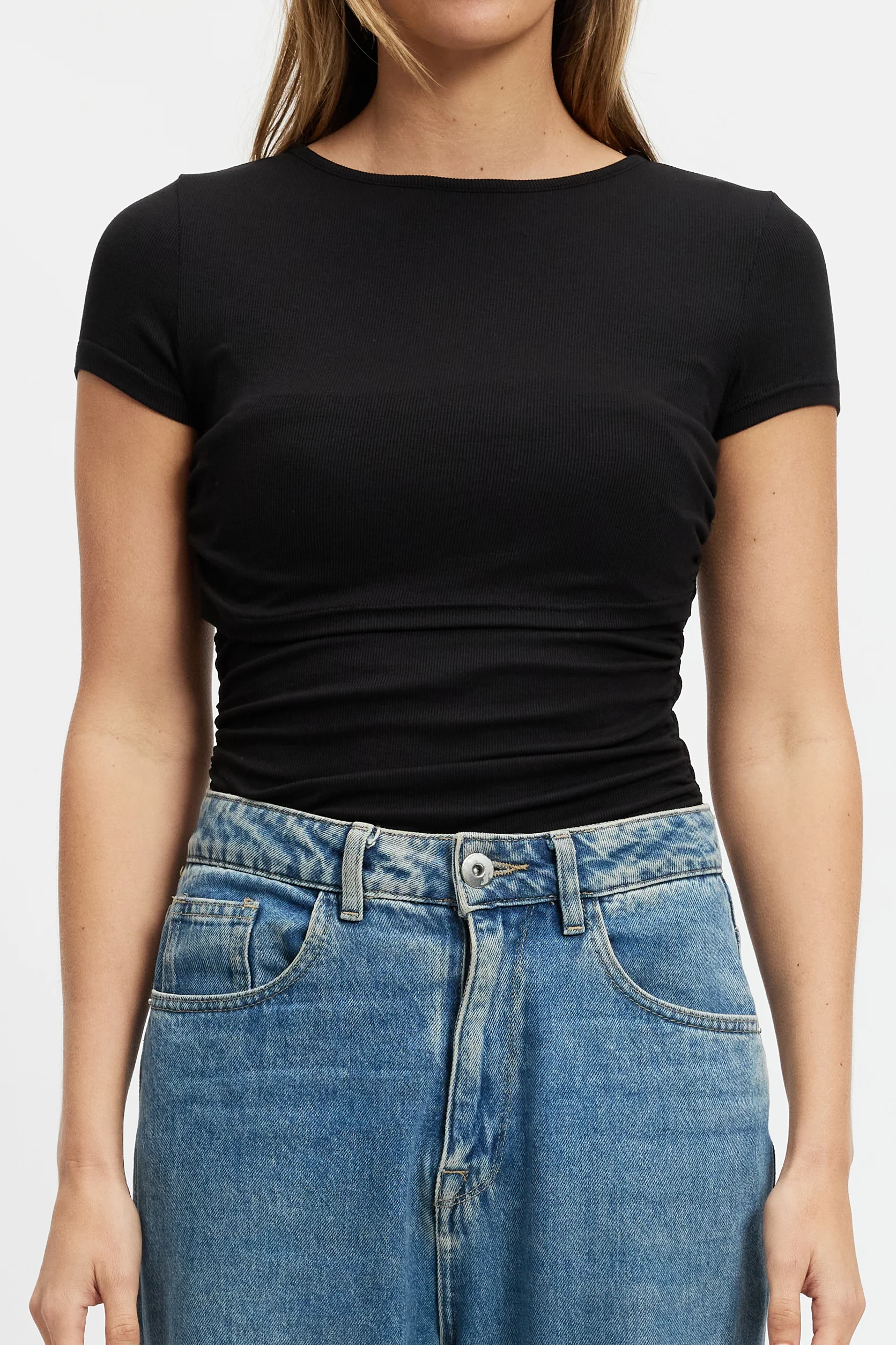 Ari Ribbed Ruched Tee - Black - Image 6