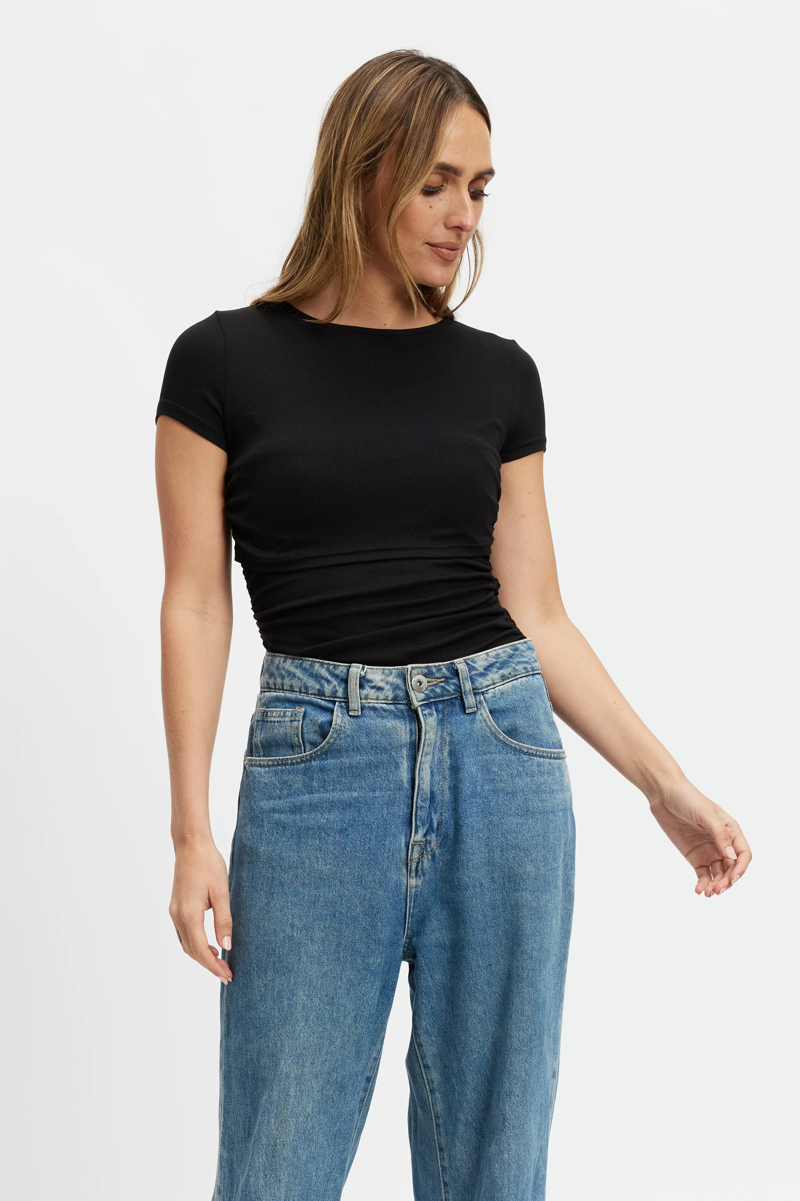 Ari Ribbed Ruched Tee - Black - Image 7