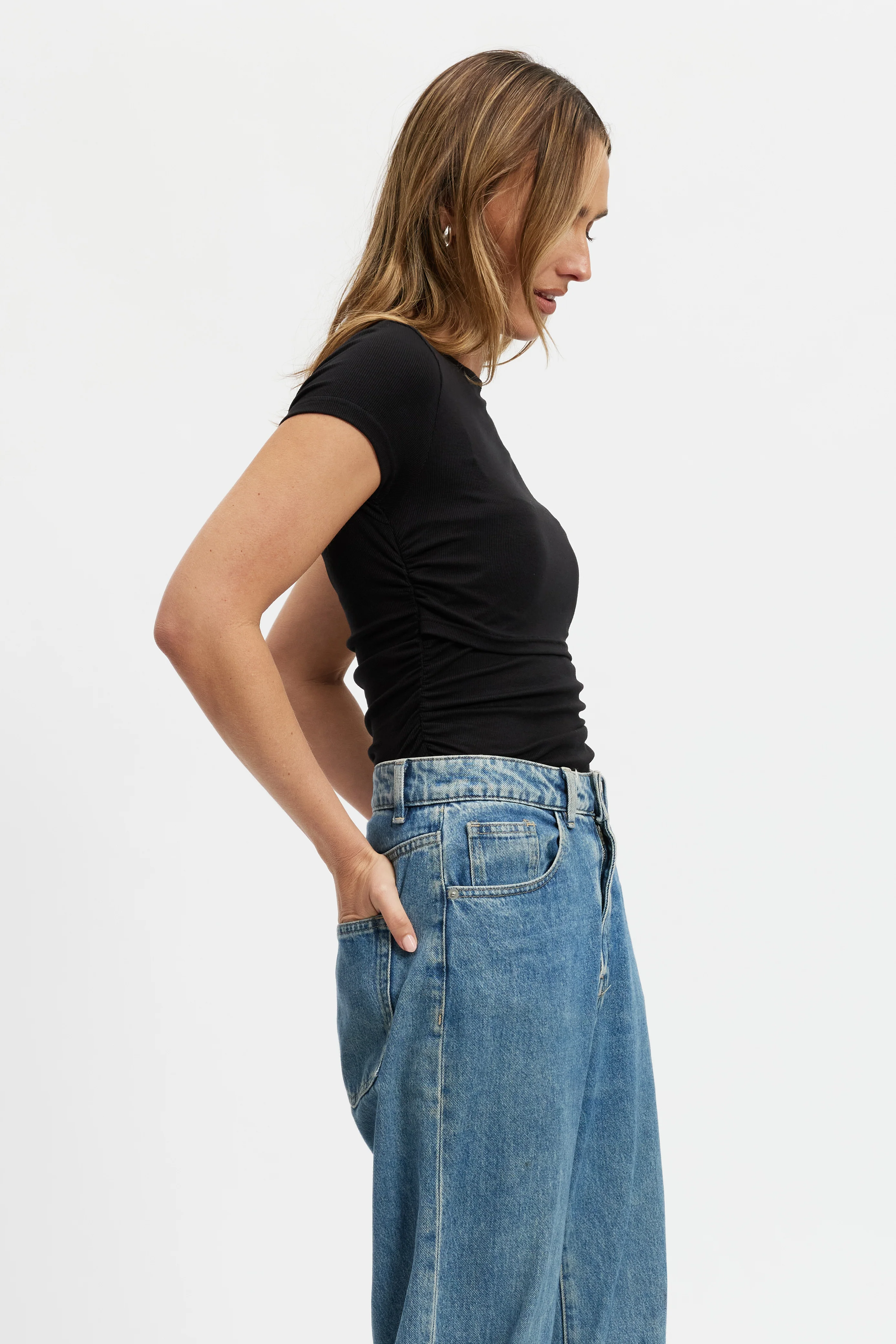 Ari Ribbed Ruched Tee - Black - Image 8