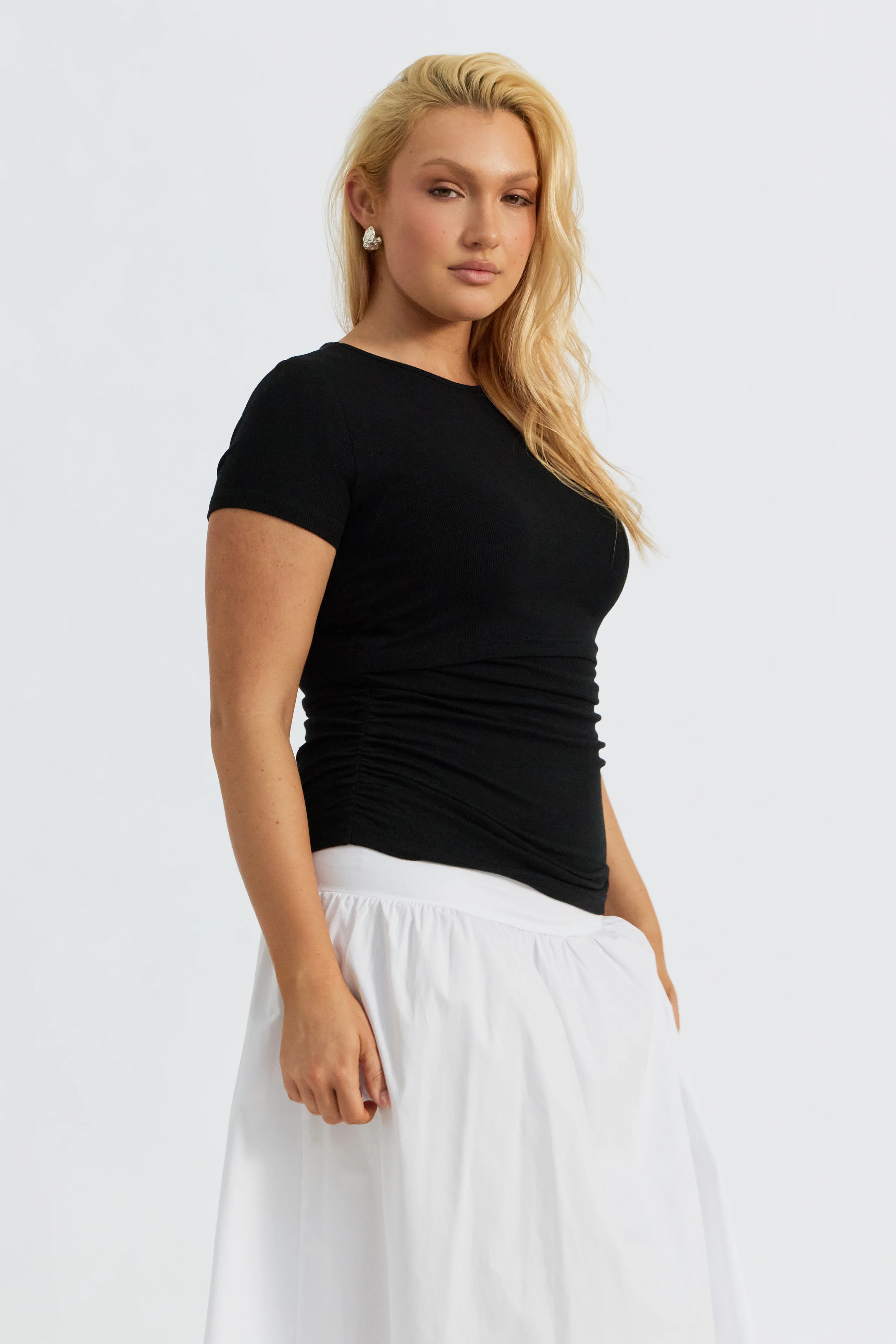 Ari Ribbed Ruched Tee - Black - Image 9