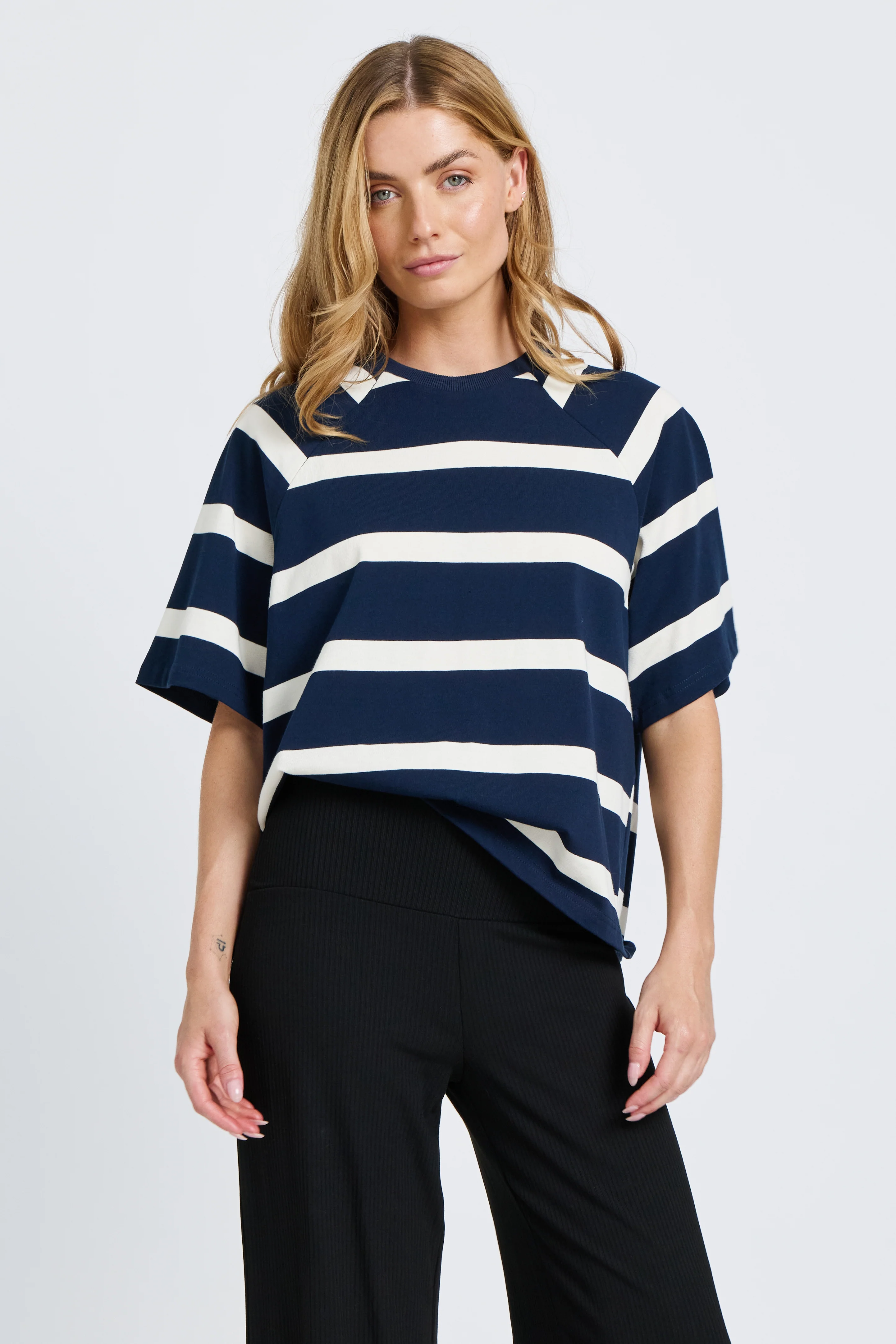 Classique Adjustable-Hem Box-Cut Tee - Navy / White - Image 4