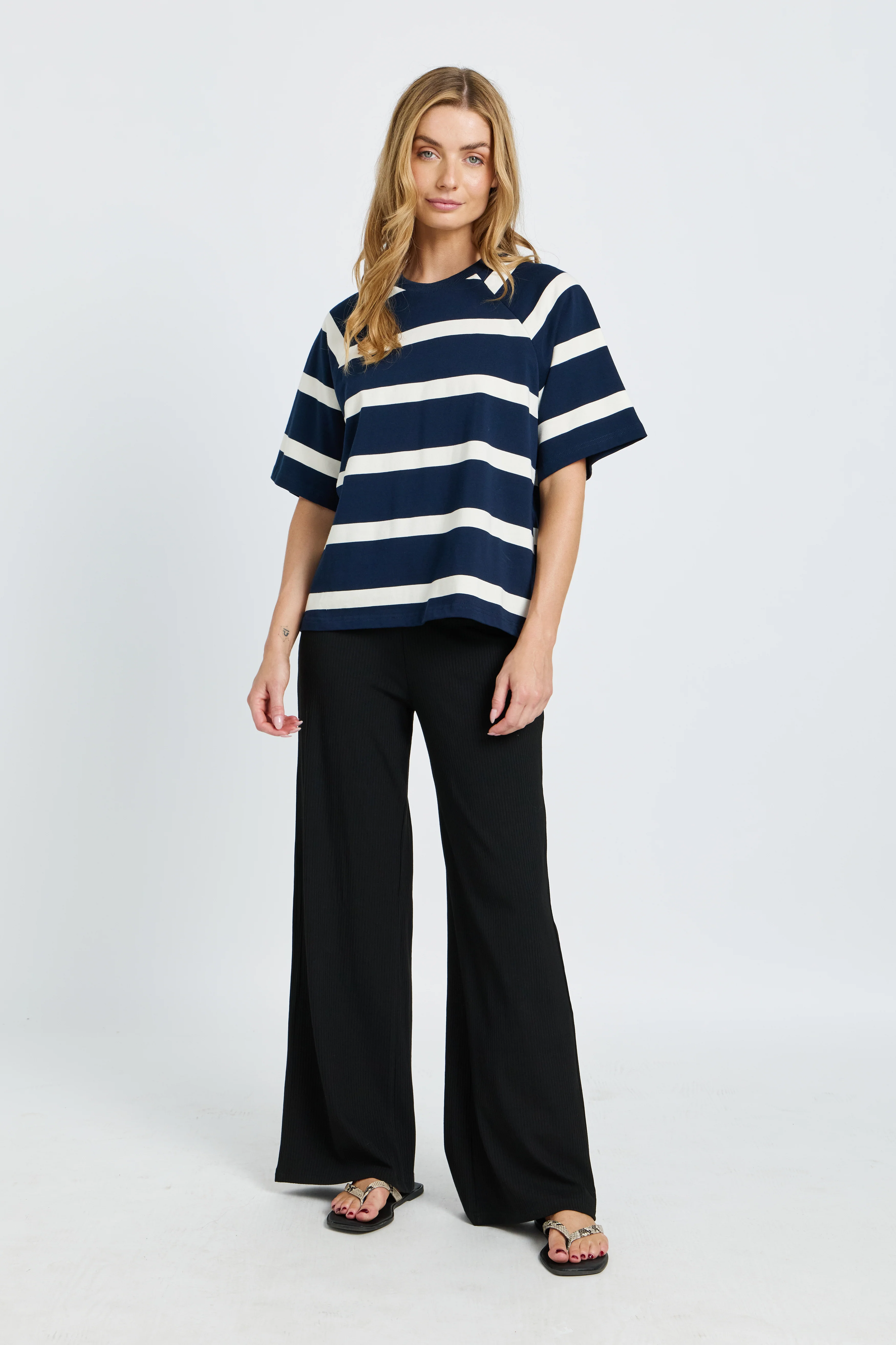 Classique Adjustable-Hem Box-Cut Tee - Navy / White - Image 5