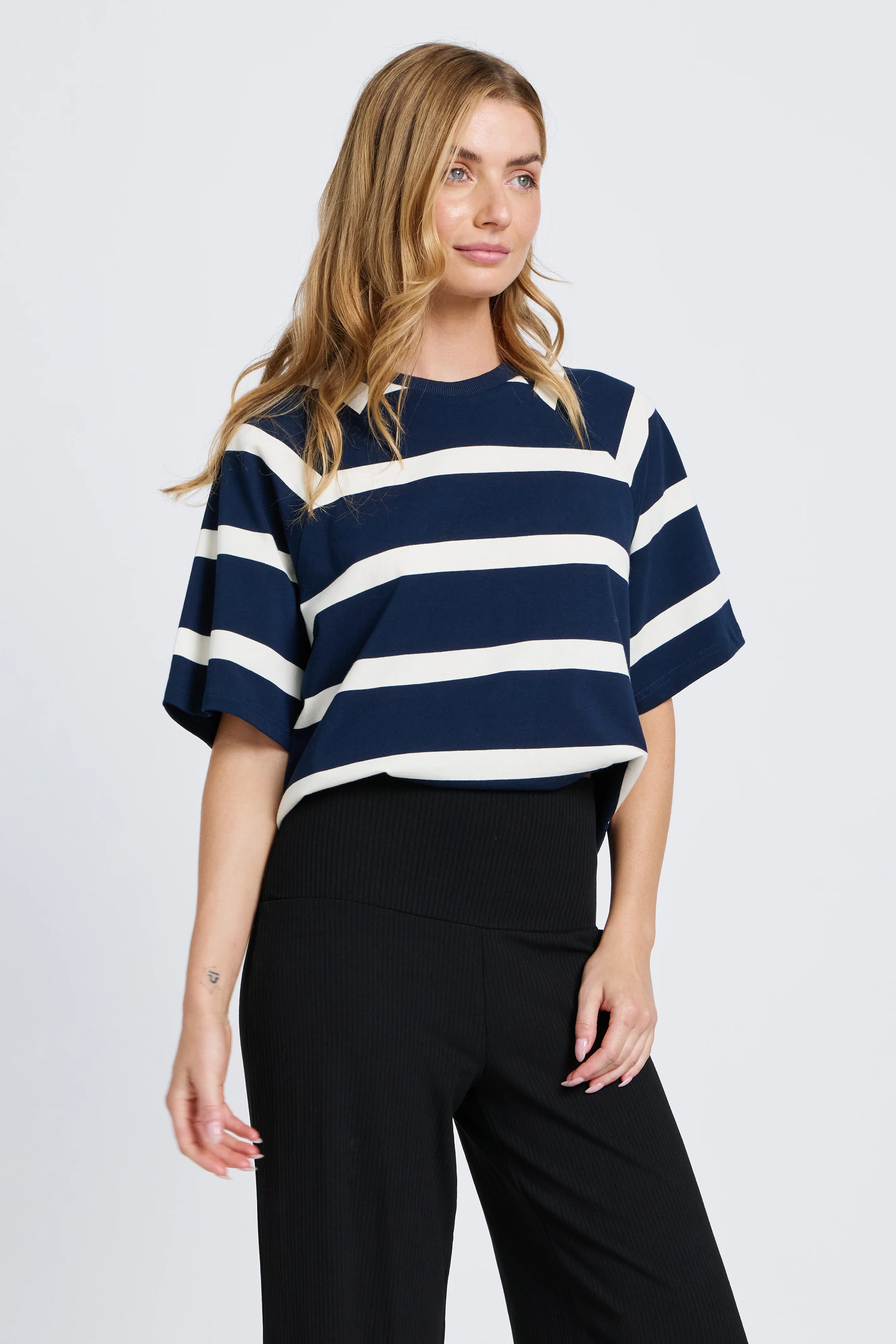 Classique Adjustable-Hem Box-Cut Tee - Navy / White - Image 6